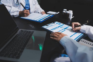 Profesyonel doktorlardan oluşan bir ekip ofisinde toplantı yapıyor.