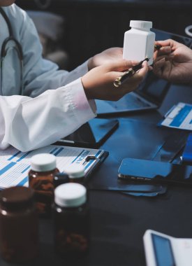 Profesyonel doktorlardan oluşan bir ekip ofisinde toplantı yapıyor.