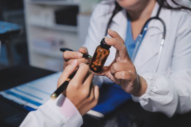 Profesyonel doktorlardan oluşan bir ekip ofisinde toplantı yapıyor.