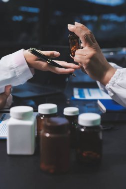 Profesyonel doktorlardan oluşan bir ekip ofisinde toplantı yapıyor.