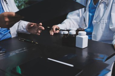 Profesyonel doktorlardan oluşan bir ekip ofisinde toplantı yapıyor.