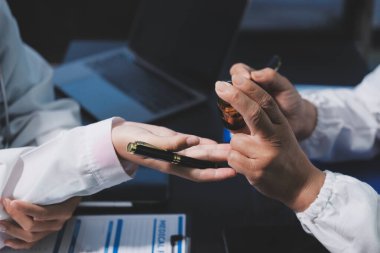 Profesyonel doktorlardan oluşan bir ekip ofisinde toplantı yapıyor.