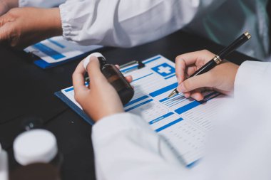 Profesyonel doktorlardan oluşan bir ekip ofisinde toplantı yapıyor.