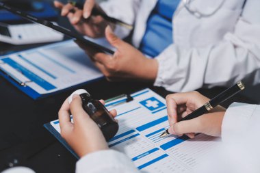 Profesyonel doktorlardan oluşan bir ekip ofisinde toplantı yapıyor.