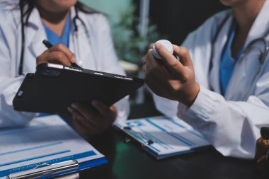 Profesyonel doktorlardan oluşan bir ekip ofisinde toplantı yapıyor.