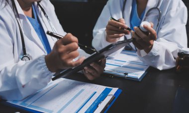 Profesyonel doktorlardan oluşan bir ekip ofisinde toplantı yapıyor.