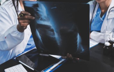 Profesyonel doktorlardan oluşan bir ekip ofisinde toplantı yapıyor.