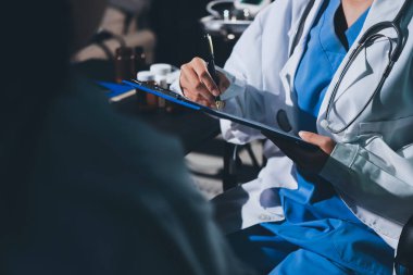 Doktor, hasta ve el bileğinde nabız var. Kan basıncı, sağlık veya hastanede danışmanlık için. Kadın tıp uzmanı, siyahi kadın veya klinikte sağlık hizmetleri, danışmanlık veya test için yardım eli