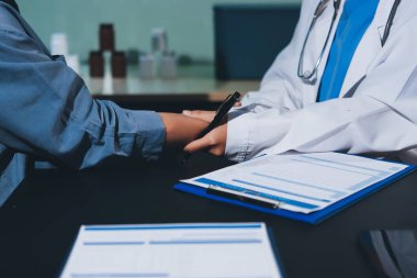 Doktor, hasta ve el bileğinde nabız var. Kan basıncı, sağlık veya hastanede danışmanlık için. Kadın tıp uzmanı, siyahi kadın veya klinikte sağlık hizmetleri, danışmanlık veya test için yardım eli