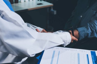 Doktor, hasta ve el bileğinde nabız var. Kan basıncı, sağlık veya hastanede danışmanlık için. Kadın tıp uzmanı, siyahi kadın veya klinikte sağlık hizmetleri, danışmanlık veya test için yardım eli