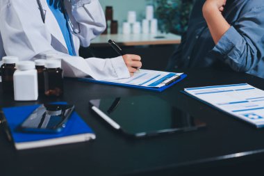 Doktor, hasta ve el bileğinde nabız var. Kan basıncı, sağlık veya hastanede danışmanlık için. Kadın tıp uzmanı, siyahi kadın veya klinikte sağlık hizmetleri, danışmanlık veya test için yardım eli