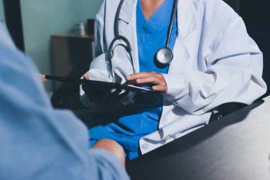 Doktor, hasta ve el bileğinde nabız var. Kan basıncı, sağlık veya hastanede danışmanlık için. Kadın tıp uzmanı, siyahi kadın veya klinikte sağlık hizmetleri, danışmanlık veya test için yardım eli