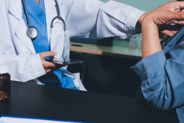 Doktor, hasta ve el bileğinde nabız var. Kan basıncı, sağlık veya hastanede danışmanlık için. Kadın tıp uzmanı, siyahi kadın veya klinikte sağlık hizmetleri, danışmanlık veya test için yardım eli