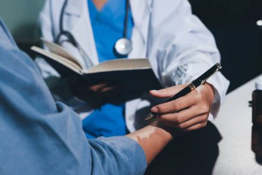 Doktor, hasta ve el bileğinde nabız var. Kan basıncı, sağlık veya hastanede danışmanlık için. Kadın tıp uzmanı, siyahi kadın veya klinikte sağlık hizmetleri, danışmanlık veya test için yardım eli