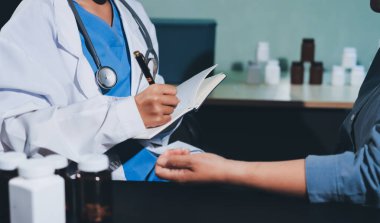 Doktor, hasta ve el bileğinde nabız var. Kan basıncı, sağlık veya hastanede danışmanlık için. Kadın tıp uzmanı, siyahi kadın veya klinikte sağlık hizmetleri, danışmanlık veya test için yardım eli