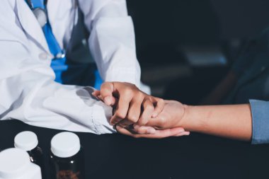 Kadın doktor ya da kadın sağlık personeli el ele tutuşarak, hastaya veya akrabalarına cesaret vererek, kadın sağlık görevlisi, doktor, terapist, tıp çalışanı kavramını benimsemiştir.