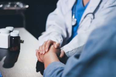 Kadın doktor ya da kadın sağlık personeli el ele tutuşarak, hastaya veya akrabalarına cesaret vererek, kadın sağlık görevlisi, doktor, terapist, tıp çalışanı kavramını benimsemiştir.