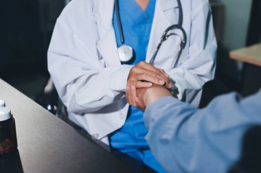 Kadın doktor ya da kadın sağlık personeli el ele tutuşarak, hastaya veya akrabalarına cesaret vererek, kadın sağlık görevlisi, doktor, terapist, tıp çalışanı kavramını benimsemiştir.