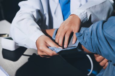 Doktorun kan basıncını ölçtüğü yakın plan.