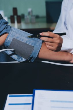 Doktorun kan basıncını ölçtüğü yakın plan.