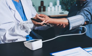 Doktorun kan basıncını ölçtüğü yakın plan.