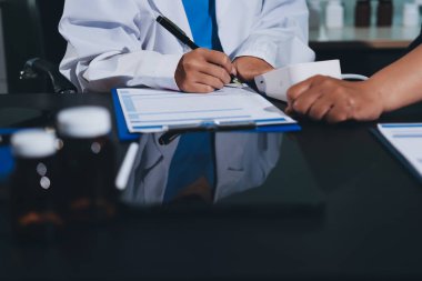 Doktorun kan basıncını ölçtüğü yakın plan.