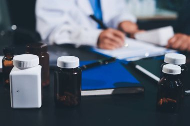 Doktorun kan basıncını ölçtüğü yakın plan.