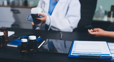 Doktorun kan basıncını ölçtüğü yakın plan.