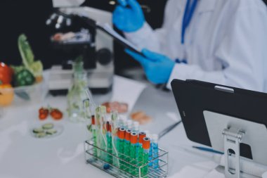 Yiyecek Tedarik Kimya Laboratuvarı. Laboratuvarda yiyecek, DNA modifiye edildi. Laboratuvarda genetik olarak değiştirilmiş gıdalar.