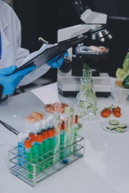 Yiyecek Tedarik Kimya Laboratuvarı. Laboratuvarda yiyecek, DNA modifiye edildi. Laboratuvarda genetik olarak değiştirilmiş gıdalar.