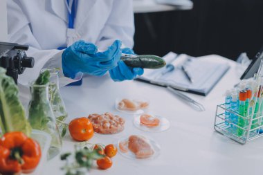 Yiyecek Tedarik Kimya Laboratuvarı. Laboratuvarda yiyecek, DNA modifiye edildi. Laboratuvarda genetik olarak değiştirilmiş gıdalar.