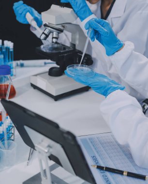 Klinik laboratuvarında çalışan araştırmacılar.