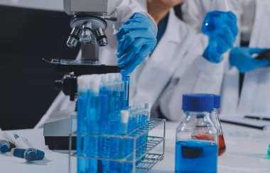 Klinik laboratuvarında çalışan araştırmacılar.