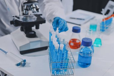 Klinik laboratuvarında çalışan araştırmacılar.