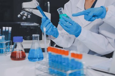 Klinik laboratuvarında çalışan araştırmacılar.