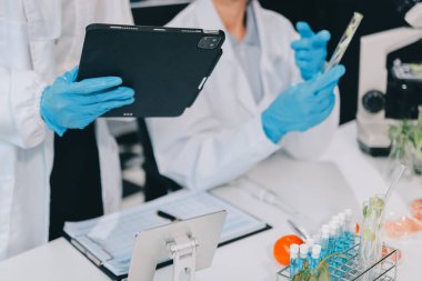 Yiyecek Tedarik Kimya Laboratuvarı. Laboratuvarda yiyecek, DNA modifiye edildi. Laboratuvarda genetik olarak değiştirilmiş gıdalar.