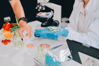 Yiyecek Tedarik Kimya Laboratuvarı. Laboratuvarda yiyecek, DNA modifiye edildi. Laboratuvarda genetik olarak değiştirilmiş gıdalar.