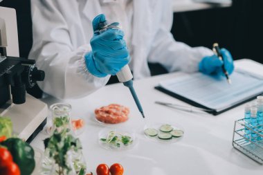 Yiyecek Tedarik Kimya Laboratuvarı. Laboratuvarda yiyecek, DNA modifiye edildi. Laboratuvarda genetik olarak değiştirilmiş gıdalar.