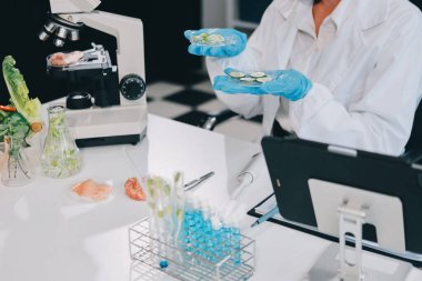 Yiyecek Tedarik Kimya Laboratuvarı. Laboratuvarda yiyecek, DNA modifiye edildi. Laboratuvarda genetik olarak değiştirilmiş gıdalar.