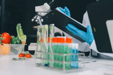 Yiyecek Tedarik Kimya Laboratuvarı. Laboratuvarda yiyecek, DNA modifiye edildi. Laboratuvarda genetik olarak değiştirilmiş gıdalar.