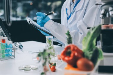 Yiyecek Tedarik Kimya Laboratuvarı. Laboratuvarda yiyecek, DNA modifiye edildi. Laboratuvarda genetik olarak değiştirilmiş gıdalar.