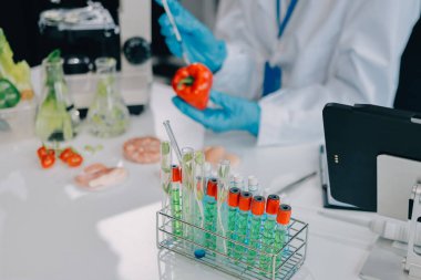 Yiyecek Tedarik Kimya Laboratuvarı. Laboratuvarda yiyecek, DNA modifiye edildi. Laboratuvarda genetik olarak değiştirilmiş gıdalar.