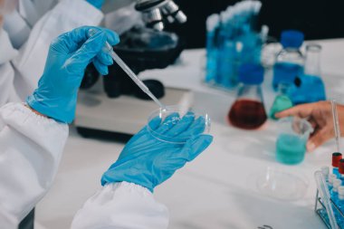 Klinik laboratuvarında çalışan araştırmacılar.