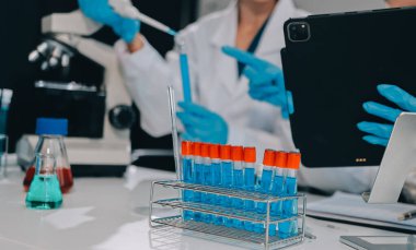 Klinik laboratuvarında çalışan araştırmacılar.