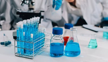 Klinik laboratuvarında çalışan araştırmacılar.