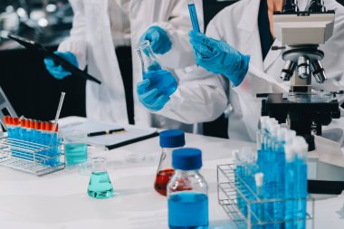 Klinik laboratuvarında çalışan araştırmacılar.