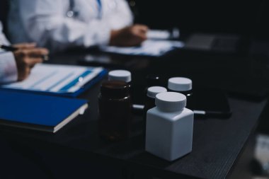 Profesyonel doktorlardan oluşan bir ekip ofisinde toplantı yapıyor.