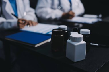 Profesyonel doktorlardan oluşan bir ekip ofisinde toplantı yapıyor.