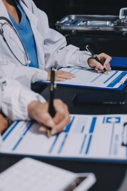 Profesyonel doktorlardan oluşan bir ekip ofisinde toplantı yapıyor.