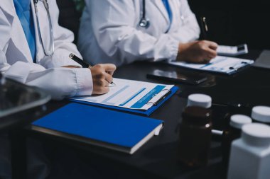 Profesyonel doktorlardan oluşan bir ekip ofisinde toplantı yapıyor.